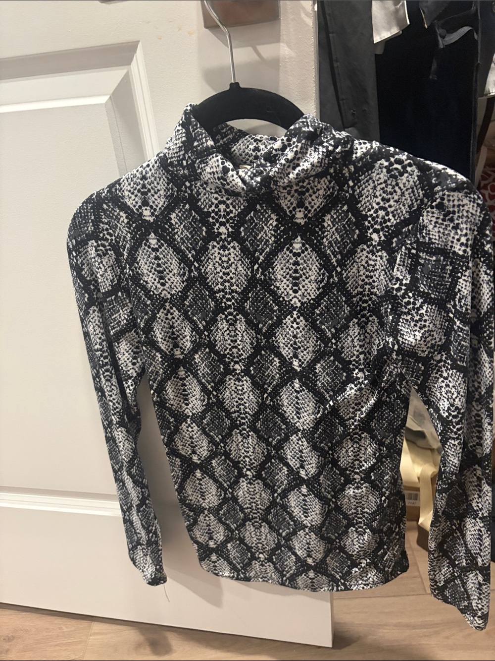 Olivia Rae Black & White Snake-Print Long Sleeve Tee Shirt
